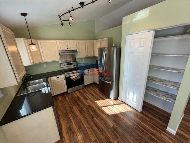 Building Photo - 4000 Dove Ln