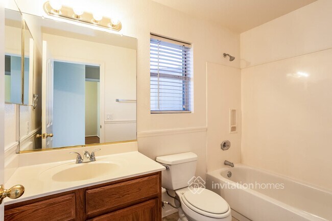 Building Photo - 2153 S Raven Cir