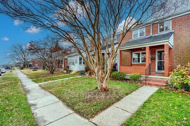 Building Photo - 2735 Moorgate Rd