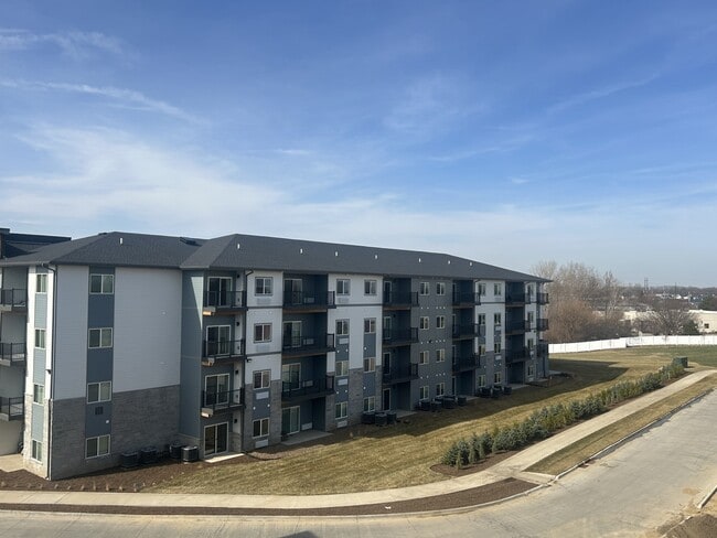 Primary Photo - The Jade on Tremont