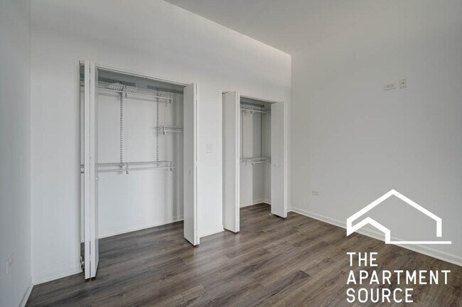 Building Photo - Top Floor Massive 3 Bed/2 Bath in the South Loop with a Stunning Updated Kitchen!