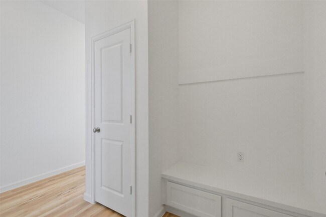 Building Photo - 5562 Amber Brook Ln