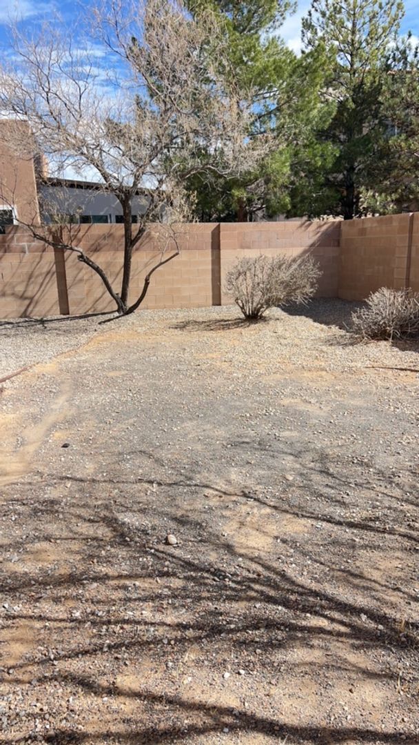 Building Photo - Beautiful 4 Bedroom 2.5 Bath home in the Vista Del Norte Subdivision