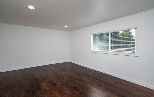 Building Photo - Beautiful 3 bd, 1 bath open kitchen/living...