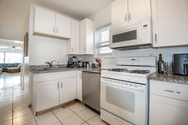 Building Photo - 3834 N Hermitage Ave