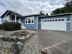 Building Photo - 3 Bedroom Rambler - New Paint Throughout