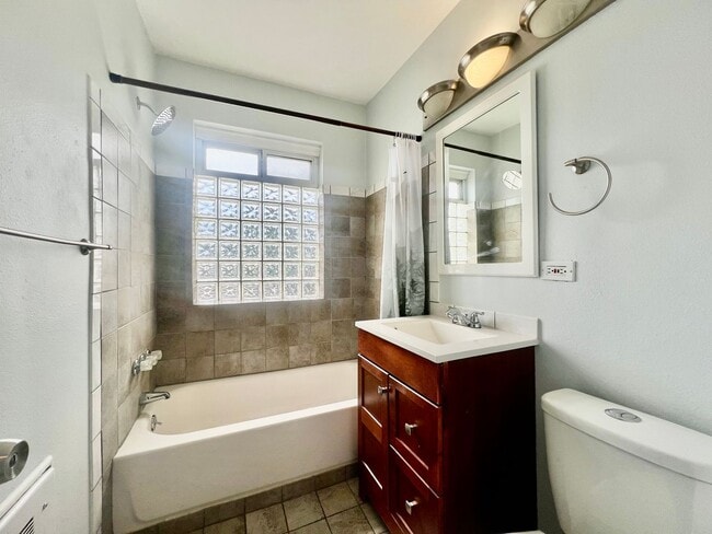 Building Photo - Charming Condo in Capitol Hill
