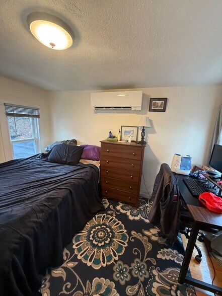 Building Photo - 527 E 3rd St