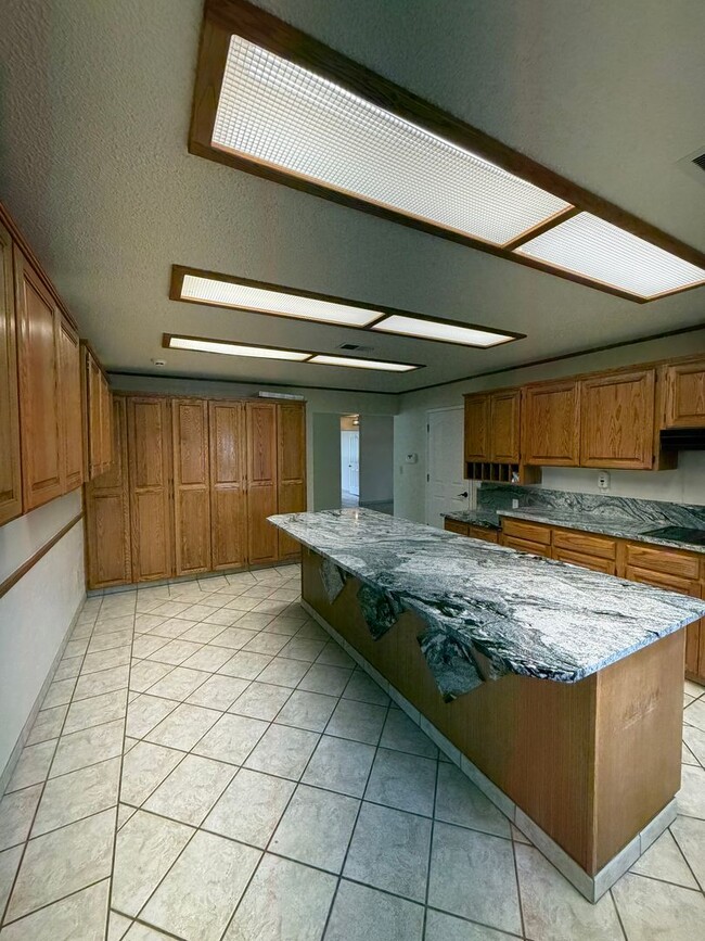 Building Photo - Hard to find 3 Bdrm, 2 Bath home in Harbor isles on the canal 2 miles to Sky Lakes Medical Ctr an...