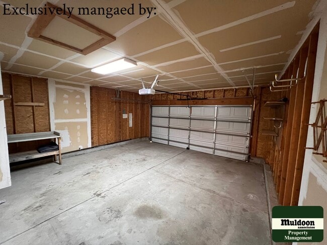 Building Photo - Stunning 3  Bedroom Home with lots of space and a beautiful fenced back yard -