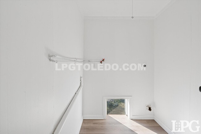 Building Photo - 4013 Caroline Ave