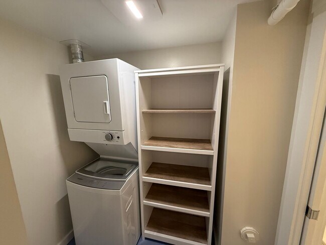 Building Photo - Stunning 4 Bed 4 Bath Home Steps from Golden Gardens in Ballard with MIL Suite