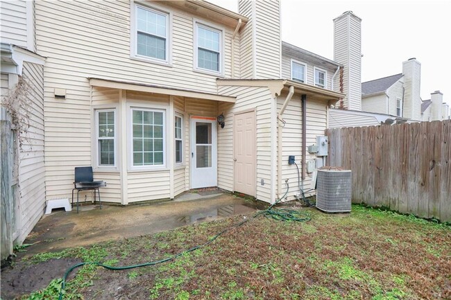 Building Photo - "Spacious Townhouse in Prime Location – Cl...