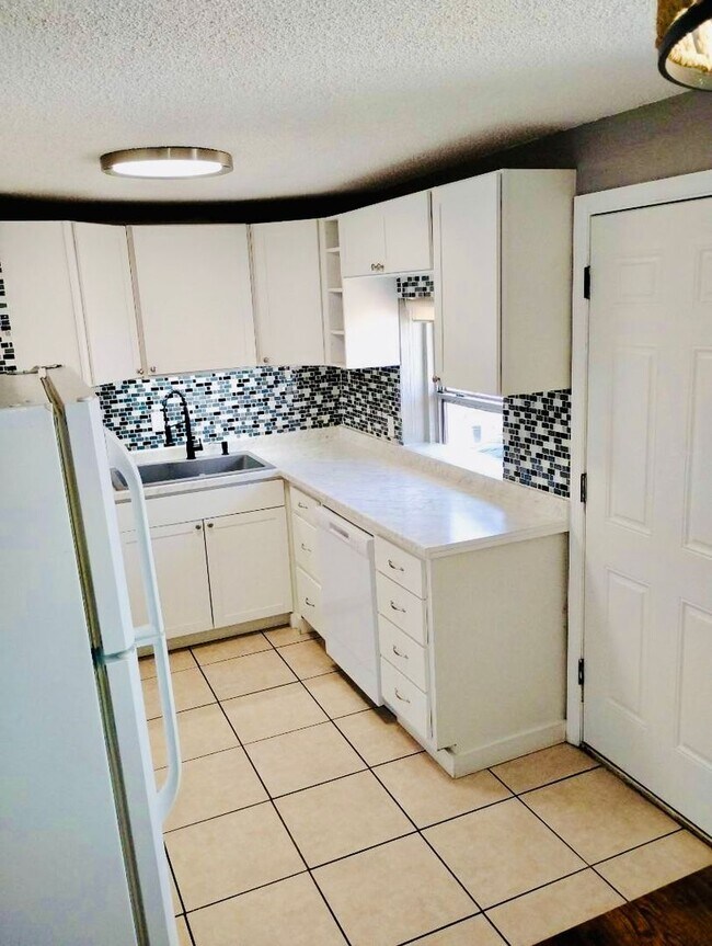 Building Photo - 3 Bed / 1 Bath House with Fenced Yard