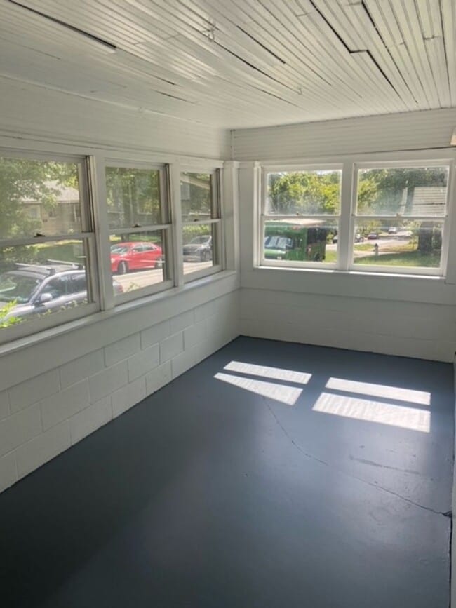 Building Photo - Available August!  4/5BR, 2BA Campus and B...