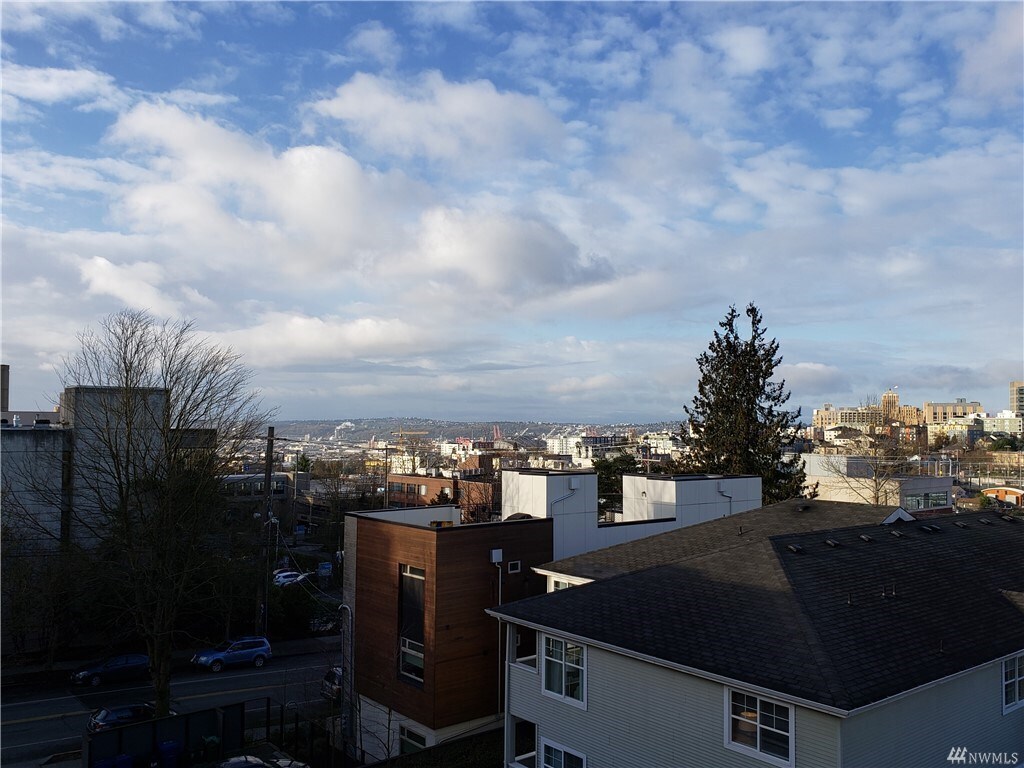Building Photo - 701 17th Ave