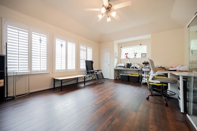 Building Photo - 1823 Blue Water Bay Dr