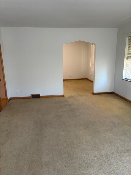 Building Photo - 218 W Florence Ave