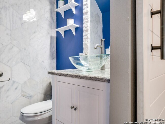 Building Photo - BEAUTIFULLY RENOVATED 4-BEDROOM HOME IN HUNTINGTON PLACE