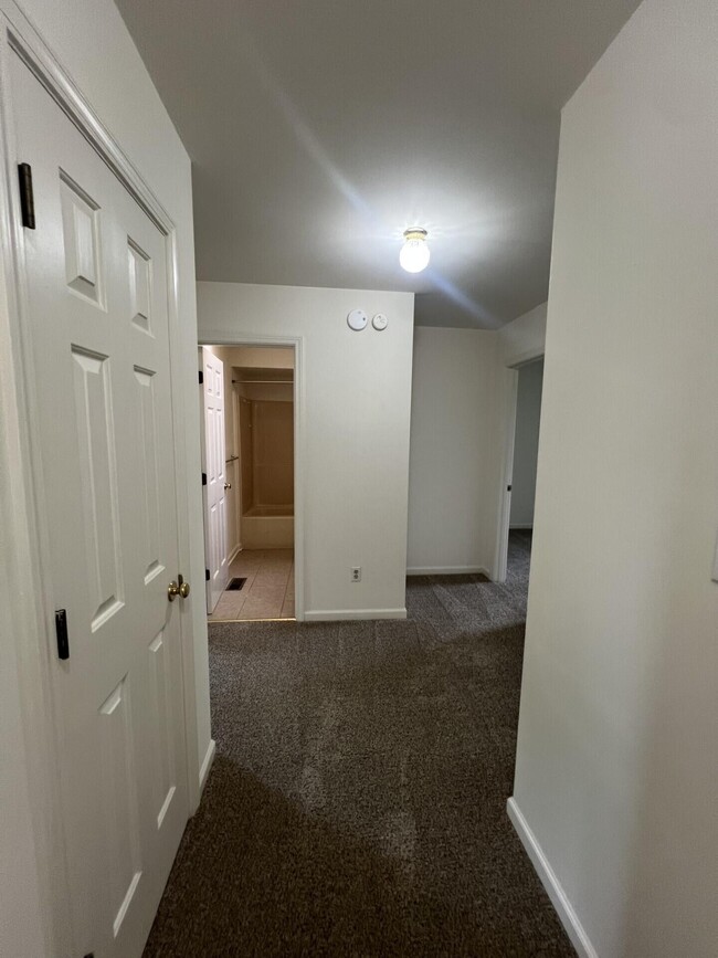 Building Photo - 409 Woodview Dr