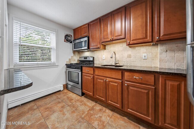 Building Photo - 11 Manor Dr