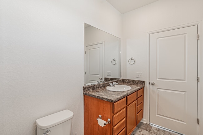 Building Photo - 1047 Oak Cir