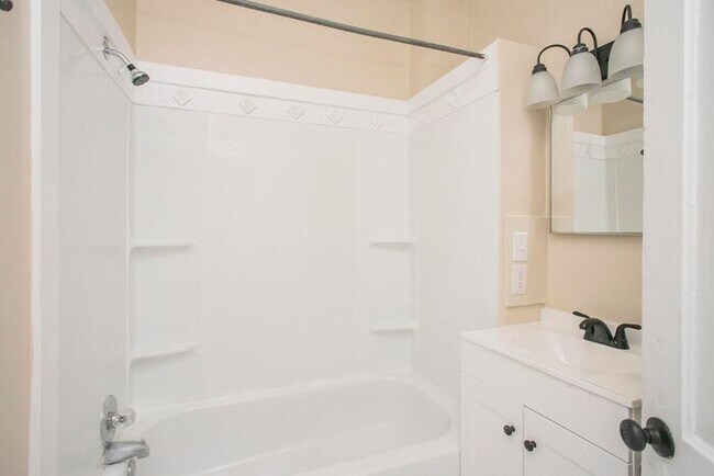 Building Photo - LOCATION! 1/1 Bed Bath Downtown!