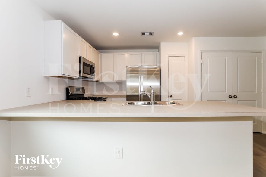 Building Photo - 423 Jewett Meadow Dr