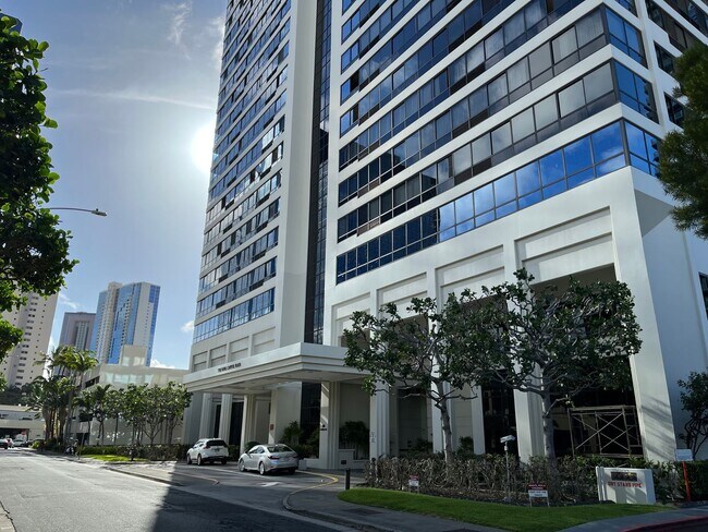 Building Photo - Royal Capitol Plaza: 2 Bed, 2 Bath with 2 ...
