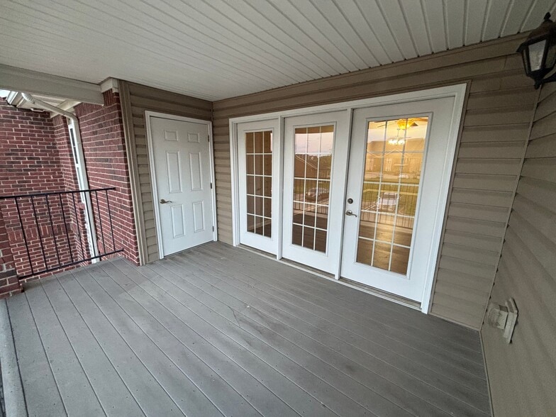 Building Photo - 9400 Clubview Dr