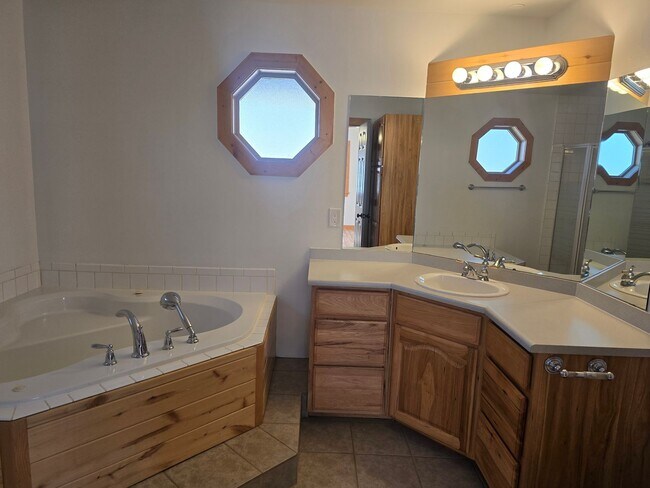 Building Photo - Lovely Lakewood Home