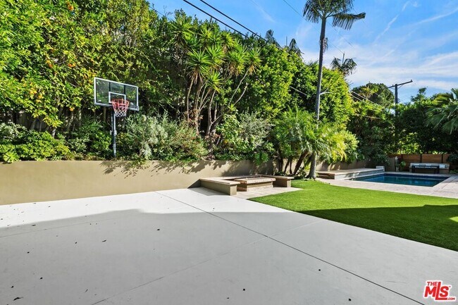 Building Photo - 2108 San Ysidro Dr