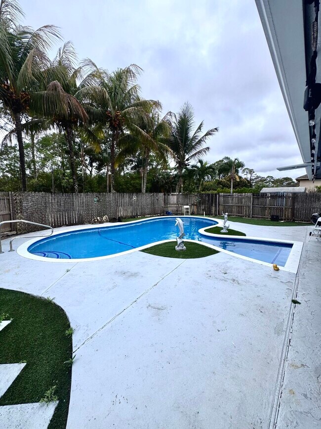 Building Photo - 14618 Temple Blvd