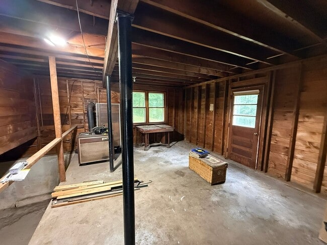 Building Photo - Beautiful 3 Bed, 1 Bath Single Family for Rent in Broad Brook!