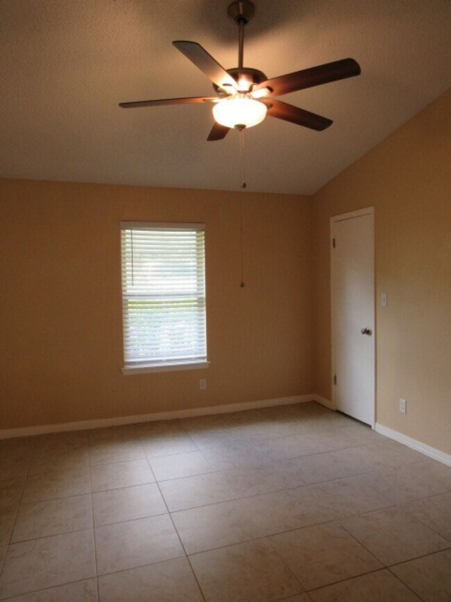 Building Photo - Convenient to Navy Federal & Pine Forest/Nine Mile Road area!