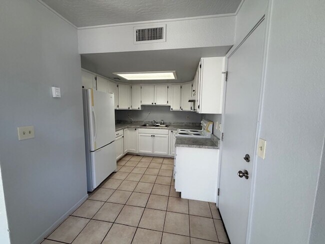 Building Photo - 2460 S High View Cir