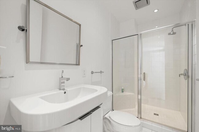 Building Photo - 100 Harborview Dr