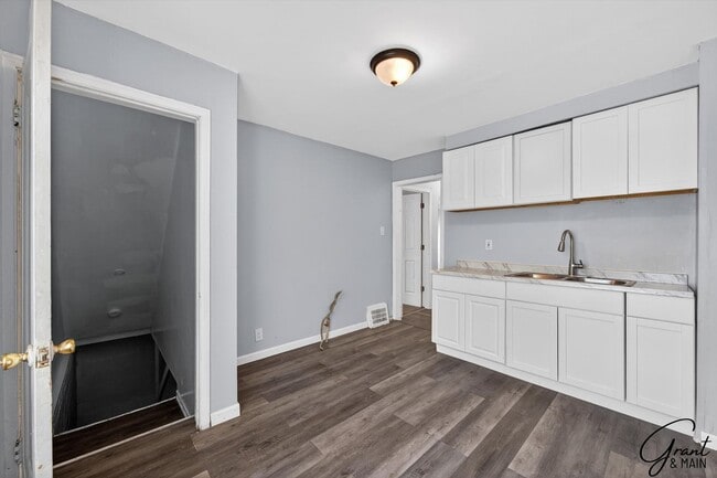Building Photo - $1200 2 bedroom ranch