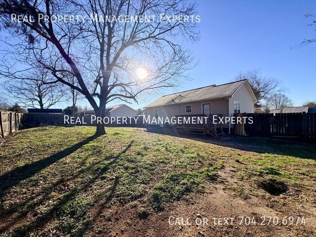 Building Photo - 123 Garden St