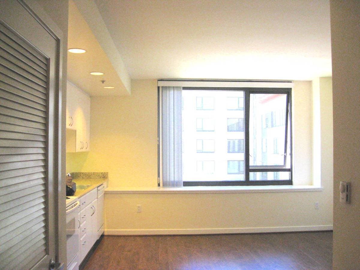 Building Photo - 260 King St