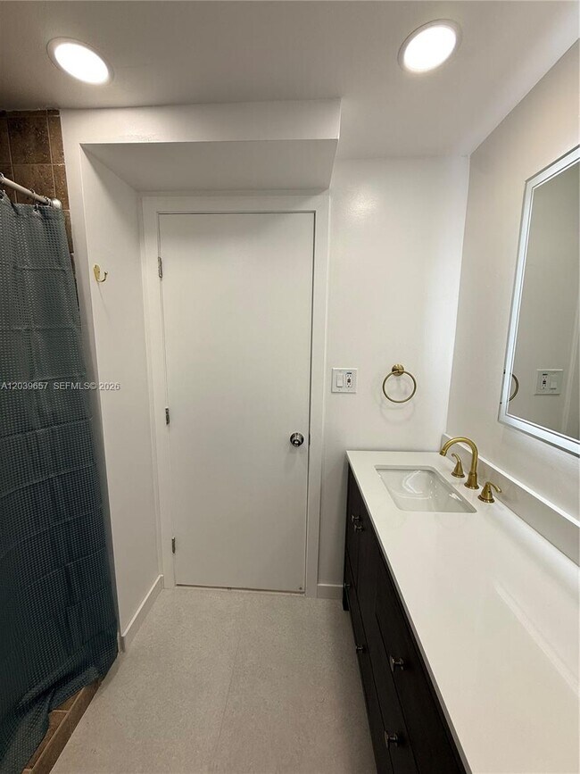 Building Photo - 561 W 39th St