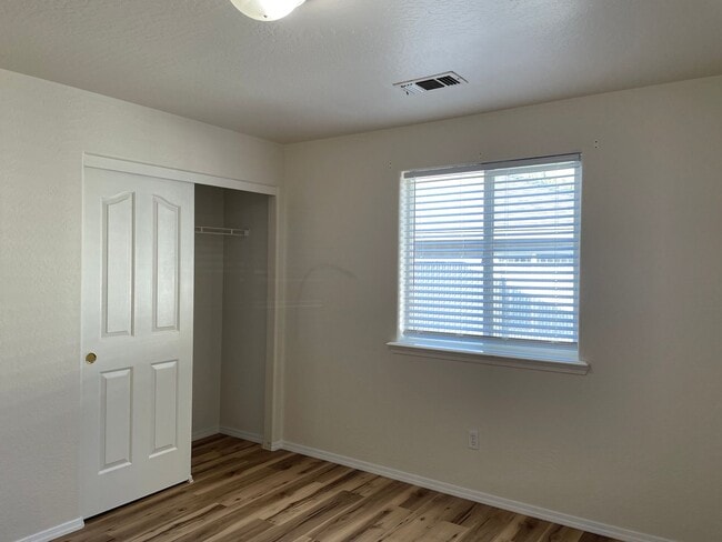 Building Photo - Very Nice 3 Bedroom 2 Bath Duplex-Located ...