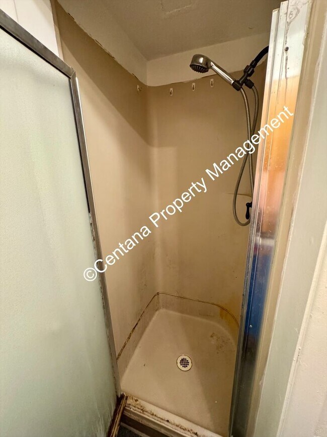 Building Photo - 2 Bedroom House on the Flats with a finish...