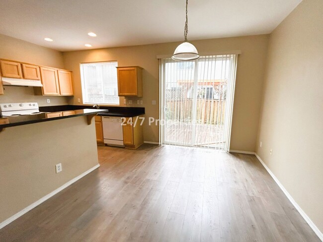 Building Photo - 2 Large BD Suites I 2.5BA & Garage! HILLSB...