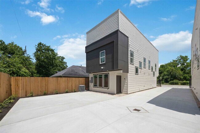 Building Photo - 4138 Larkspur St