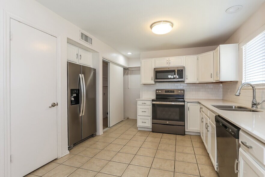 Building Photo - 4758 W Escuda Dr