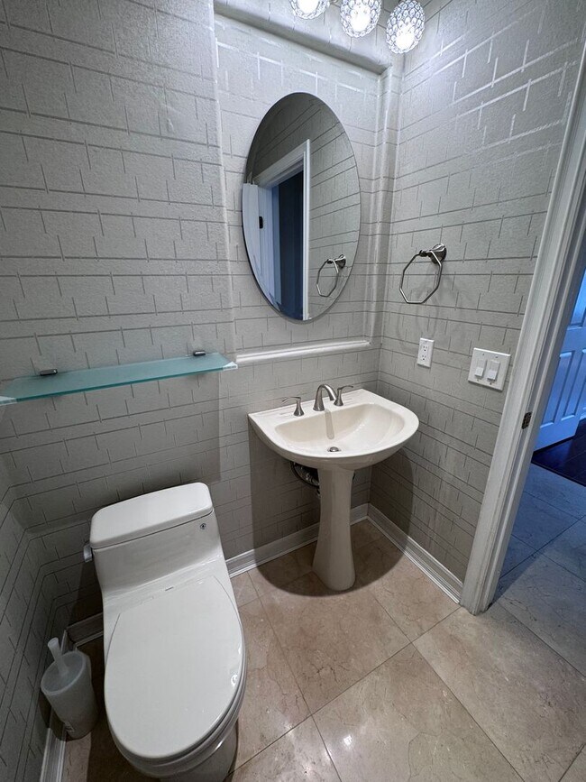 Building Photo - Stunning Home with Panoramic Views in Port...