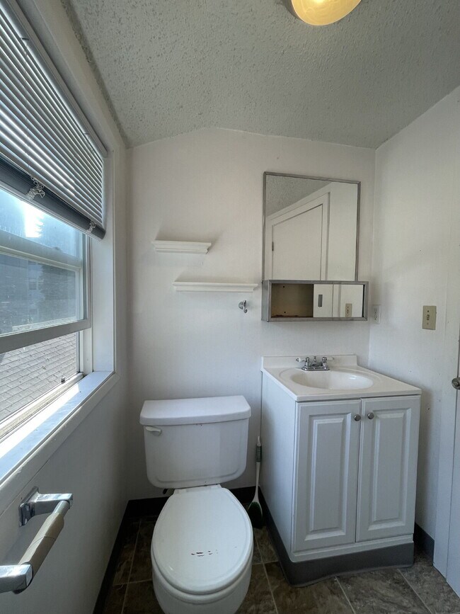 Building Photo - Spacious 3-Bedroom, 1.5-Bathroom Apartment in NW Portland