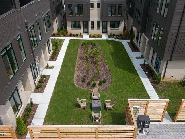 Building Photo - Stunning End Unit Townhome in Salemtown