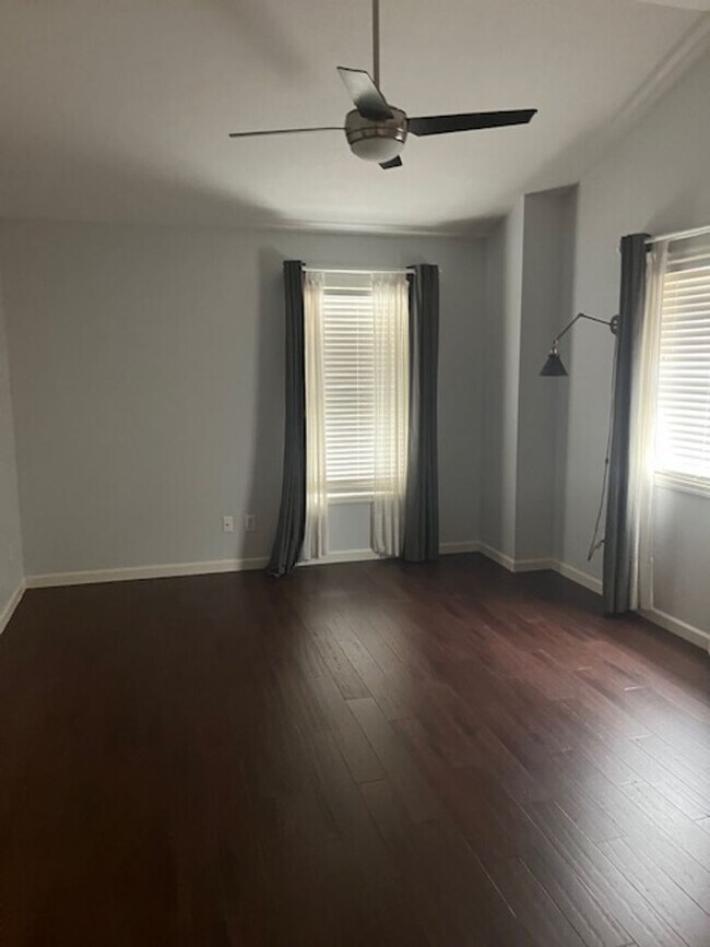 Building Photo - Modern Townhome with Finished Basement & G...